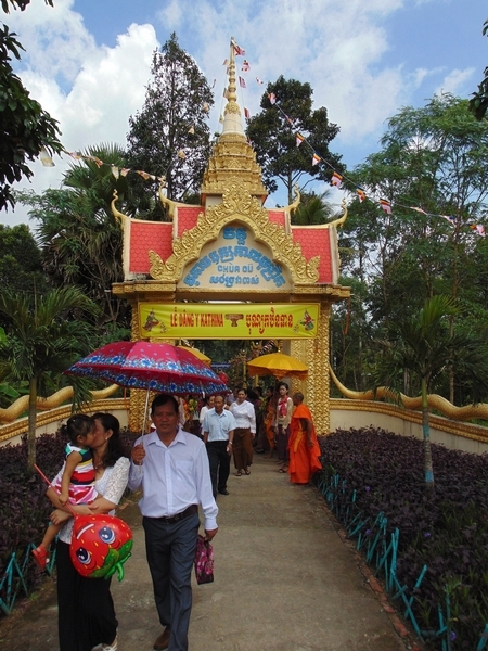 Hàng năm, tại chùa Cũ (xã Hựu Thành- Trà Ôn) đều diễn ra lễ Dâng y Kathina- một lễ hội văn hóa truyền thống của đồng bào Khmer.