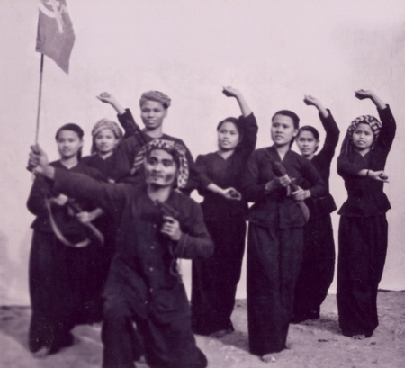 Cảnh trong tiết mục múa “Nông dân dưới cờ Đảng” do chị Ba Trang (thứ 2 từ trái sang) dàn dựng. Ảnh: BA LÂM (TP Vĩnh Long)