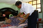 Chủ tịch UBMTTQ Việt Nam tỉnh Vĩnh Long thăm, tặng quà gia đình chính sách