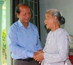 Phó Bí thư Thường trực Tỉnh ủy- Trương Văn Sáu thăm, tặng quà gia đình chính sách