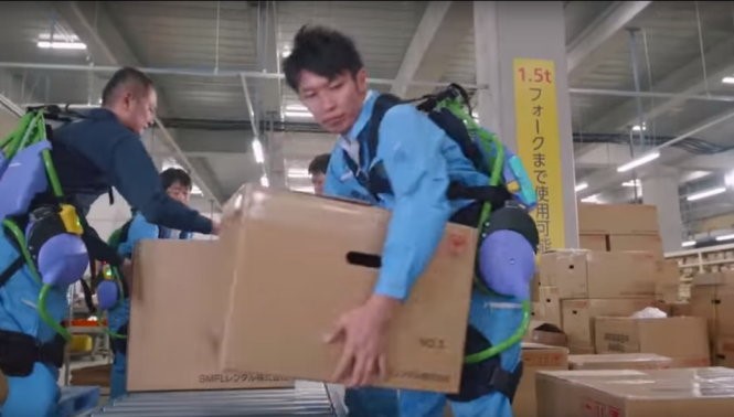 Nhờ có Bộ tiếp sức, công nhân Nhật Bản có thể dễ dàng nâng những thùng đồ nặng 70kg - Ảnh chụp từ clip