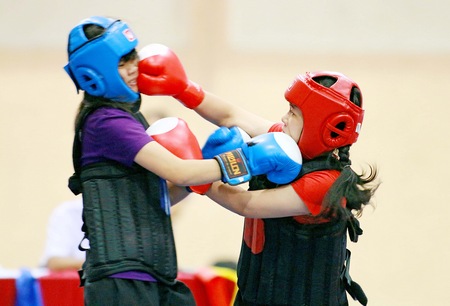 Huế Trân (Vũng Liêm- giáp đỏ) trong trận thắng Cẩm Chi (Long Mỹ- Mang Thít) trong trận trận chung kết hạng cân 48kg nữ.