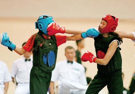 Hồng Rực (Mang Thít- giáp đỏ) trong trận thắng Trúc Hương (Thanh Long) trong trận trận chung kết hạng cân 54kg nữ.
