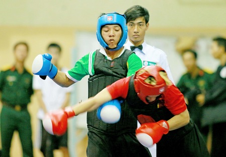 Tấn Tài (Thanh Long- Mang Thít) trong trận thắng Quốc Dũng (Long Hồ) trong trận trận chung kết hạng cân 64kg.