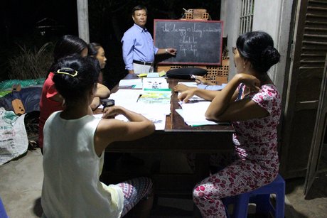 Thầy Nguyễn Thành Ân cùng các học viên trong lớp học xóa mù chữ ở ấp Xuân Minh 2.