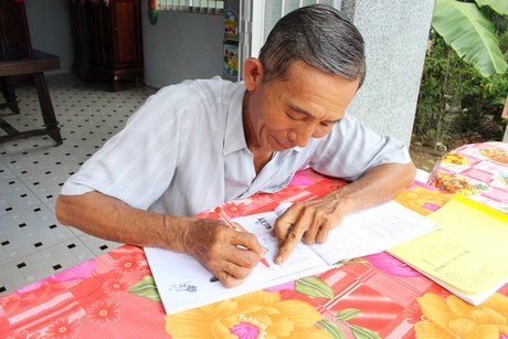 Ông Phạm Văn Tấn Lực (xã Hiếu Thành) miệt mài học chữ khi đã bước sang tuổi 60.