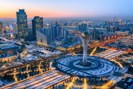 Astana, Kazakhstan: Sau khi bay qua vùng thảo nguyên trải dài dường như vô tận của Kazakhstan, thành phố Astana hoa lệ đột nhiên xuất hiện. Cả thành phố tựa như một bức tranh bằng kính và thép với những tòa nhà chọc trời và các khu phố hiện đại. Từ tháng 6-9/2017, Astana đăng cai tổ chức triển lãm thế giới với chủ đề năng lượng tái tạo. Bắt đầu từ năm 2017, công dân của 45 quốc gia và vùng lãnh thổ trên thế giới có thể du lịch đến Kazakhstan 30 ngày mà không cần visa. Hệ thống giao thông đường sắt đô thị trên cao cùng mạng lưới xe buýt công cộng được ra mắt năm 2017 sẽ khiến cho chuyến thăm thành phố dễ dàng hơn. Ảnh: Shutterstock/Lonely Planet.