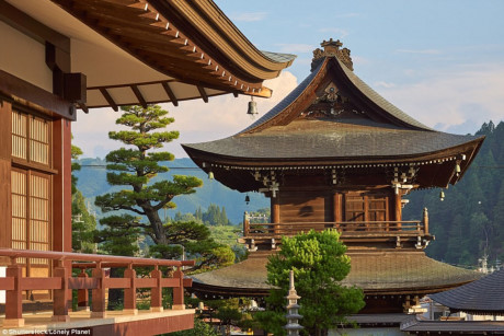 Takayama, Nhật Bản: Takayama được coi là “kho báu” của những giá trị truyền thống Nhật Bản, với những căn nhà gỗ cổ xưa, những ngành nghề thủ công… Ẩn mình trong những dãy núi thuộc tỉnh Gifu, miền trung Nhật Bản, Takayama là nơi mà lịch sử và văn hóa truyền thống Nhật Bản vẫn còn được lưu giữ và tiếp nối cho đến tận ngay nay. Ảnh: Shutterstock/Lonely Planet.