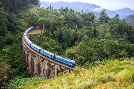 Hill Country, Sri Lanka: Đi tàu lửa để thăm danh lam thắng cảnh Hill Country huyền diệu và thoát khỏi khí hậu ẩm ướt là một trải nghiệm nên thử khi đến Sri Lanka. Hill Country có các công trình Phật giáo linh thiêng liêng và các vườn thực vật, những ngọn đồi chè xanh tươi tốt. Ảnh: Shutterstock/Lonely Planet.