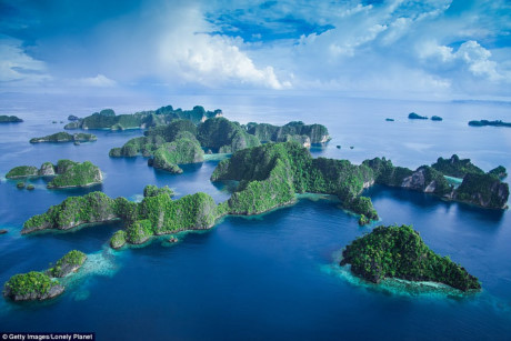 Quần đảo Raja Ampat, Indonesia: Raja Ampat có nghĩa là “vua của các hòn đảo”, được coi là một trong những quần đảo thần tiên nhất của châu Á. Đây là quần đảo gồm 1.500 hòn đảo lớn nhỏ có hình thù lạ mắt, được bao quanh bởi dải cát trắng và rừng cây tươi tốt. Ảnh: Getty Images/Lonely Planet.