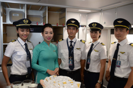 Phi hành đoàn của Vietnam Airlines trên máy bay Airbus A350-900 XWB. Ảnh: Sputnik News