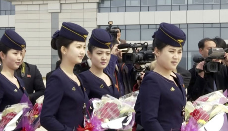 Tiếp viên hãng hàng không Triều Tiên Air Koryo tại sân bay Bình Nhưỡng. Ảnh: Sputnik News