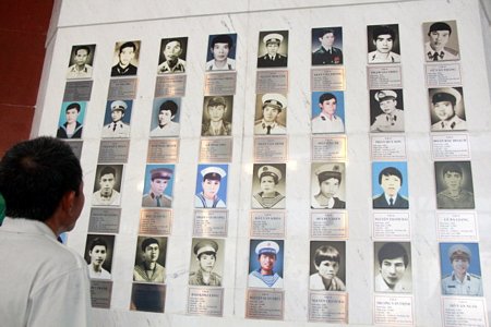 Di ảnh 64 chiến sĩ hải quân hy sinh ngày 14-3-1988 - Ảnh: TRUNG TÂN