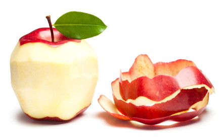Vỏ táo. Các thành phần trong vỏ táo như phenolic được chứng minh có khả năng chống lại ít nhất 3 loại tế bào ung thư như ung thư vú, ung thư ruột kết và ung thư gan. Ảnh: Healthplus.