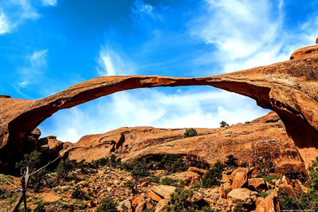 Vườn quốc gia Arches: Nằm gần Utah (Mỹ) với diện tích 309km2, nơi đây hiện đang bảo tồn và lưu giữ hơn 2.000 vòm sa thạch tự nhiên cùng nhiều tài nguyên và kiến tạo địa lý độc đáo.