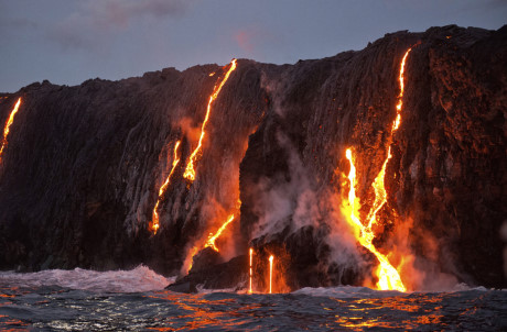 Vườn quốc gia núi lửa Hawaii: Được hình thành do tác động của núi lửa trong 30 triệu năm, tới đây du khách sẽ có cơ hội chiêm ngưỡng những cảnh tượng sống động khi núi lửa phun trào cùng cảnh quan thiên nhiên tuyệt đẹp.
