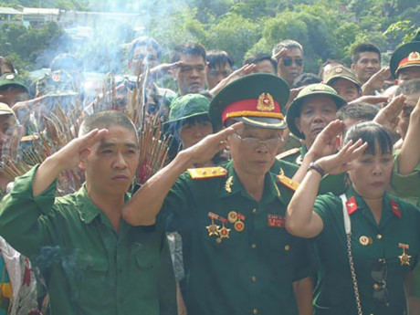 Các cựu binh Sư đoàn 356 làm lễ tưởng niệm tại nhà tưởng niệm liệt sĩ Vị Xuyên ở cao điểm 468 (Ảnh Văn Duẩn).