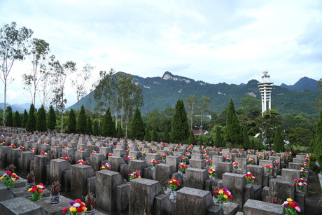 Từ Nghĩa trang Liệt sĩ Quốc gia Vị Xuyên nhìn xa xa là những dãy núi trùng trùng điệp điệp, nơi đó còn có rất nhiều đồng đội đã ngã xuống mà chưa thể tìm thấy.
