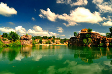 Hồ nằm trong đồi Tà Pạ - là một trong bảy ngọn núi tạo nên địa danh “Thất Sơn” huyền bí của An Giang. Ảnh: Diem Dang Dung.