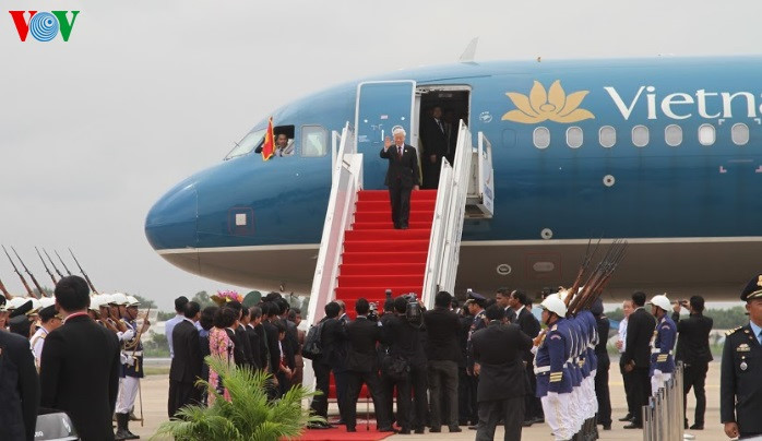 Đúng 8h45 ngày 20/7, chuyên cơ chở Tổng Bí thư Nguyễn Phú Trọng và Đoàn đại biểu Cấp cao Việt Nam thăm cấp Nhà nước Vương quốc Campuchia theo lời mời của Quốc vương Campuchia Norodom Sihamoni đã hạ cánh tại sân bay quốc tế Pochentong, thủ đô Phnom Penh.