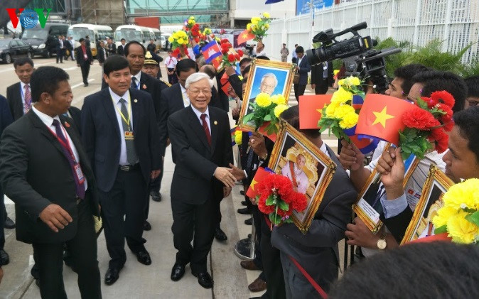 Ra sân bay đón đoàn có Phó Thủ tướng - Bộ trưởng Hoàng cung Samdech Kong Som Ol, Phó Thủ tướng, Bộ trưởng Quan hệ với Quốc hội, Thượng viện và Thanh tra Men Som On, một số quan chức của Hoàng cung, Bộ Ngoại giao, Đảng Nhân dân Campuchia và đại diện các tầng lớp nhân dân..