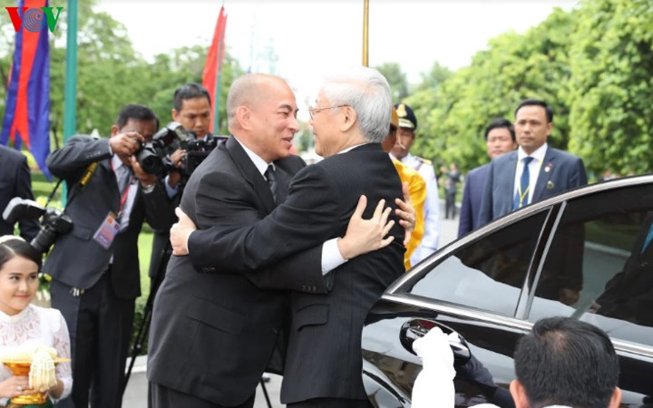 Quốc vương Campuchia Norodom Sihamoni thể hiện sự vui mừng khi gặp Tổng Bí thư Nguyễn Phú Trọng.