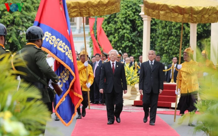 Trong khuôn khổ chuyến thăm cấp nhà nước Vương quốc Campuchia, sáng 20/7, Tổng Bí thư Nguyễn Phú Trọng đã có cuộc hội đàm với Quốc vương Campuchia Norodom Sihamoni. Trong ảnh: Hai nhà lãnh đạo cùng duyệt đội danh dự.