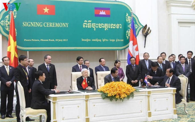 Nhân dịp này, Tổng Bí thư Nguyễn Phú Trọng và Thủ tướng Campuchia Hun Sen đã chứng kiến lễ ký Tuyên bố chung về tăng cường quan hệ hữu nghị, hợp tác Việt Nam-Campuchia và các văn bản thỏa thuận hợp tác giữa hai nước.