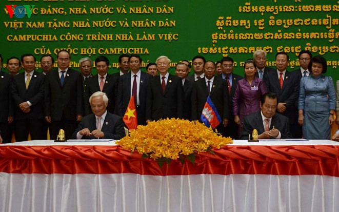 Tổng Bí thư Nguyễn Phú Trọng và Chủ tịch Quốc hội Campuchia Heng Samrin chứng kiến lễ ký kết giữa các bộ ngành hai nước