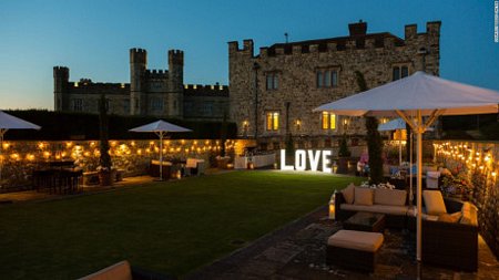 Còn nếu muốn có một đám cưới mang phong cách đồng quê thì lâu đài Leeds Castle ở Anh sẽ khiến bạn vô cùng thỏa mãn.(nguồn: cnn)