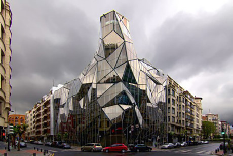 4. Trụ sở Sở Y tế Basque, Bilbao : Vẻ đẹp của tòa nhà này có thể khiến bạn nghĩ rằng đây là một phòng trưng bày nghệ thuật hoặc viện bảo tàng chứ không phải là một tòa nhà văn phòng. Tuy nhiên, trụ sở 13 tầng của Sở Y tế Basque là một trong những tòa nhà mang tính biểu tượng ở Tây Ban Nha do Coll-Barreu Arquitectos thiết kế. Mặt tiền bằng kính đa giác cho phép ánh sáng tự nhiên đi bên trong và làm sáng nội thất. Đây là một trong những điểm thu hút khách du lịch phổ biến ở Bilbao .