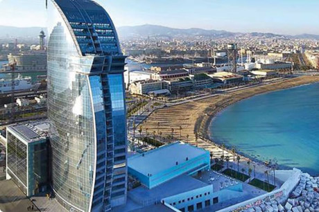 5. Khách sạn W, Barcelona : Các thành phố Tây Ban Nha không chỉ được biết đến với kiến trúc thời Trung cổ của họ mà còn có các công trình kiến trúc hiện đại. Khách sạn W, nằm trên bờ biển của Barcelona , là một biểu tượng của kiến trúc hiện đại. Được thiết kế bởi Ricardo Bofill và hoàn thành vào năm 2009. Khách sạn được thiết kế theo mô hình buồm và cung cấp cho khách tầm nhìn ngoạn mục ra biển Địa Trung Hải từ phía sau các bức tường bằng kính.