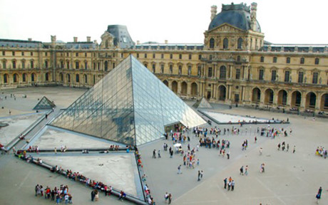 7. Bảo tàng Louvre, Paris : Có lẽ đây là tòa nhà kính nổi tiếng nhất trong danh sách này. Nhiều kiến trúc sư tin rằng bảo tàng Louvre mang vẻ đẹp kiến trúc cổ điển dù nó được xây dựng bằng kính. Công trình này do Kiến trúc sư nổi tiếng người Mỹ gốc Hoa Leoh Ming Pei thiết kế, bắt đầu xây dựng năm 1983 và hoàn thành vào ngày 30 tháng 3 năm 1989. Bảo tàng được xây hoàn toàn bằng kính cùng các khớp nối kim loại, với chiều cao là 20.6m.