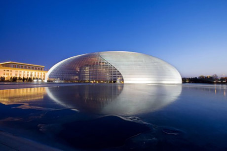 10. Nhà hát lớn quốc gia Bắc Kinh: Là một hình mẫu của kiến trúc hiện đại, tòa nhà kính đa diện này được thiết kế bởi kiến trúc sư người Pháp Paul Andreu và hoàn thành năm 2007. Tòa nhà được làm bằng titan và thủy tinh, thường được gọi là “quả trứng khổng lồ” do hình dạng của nó. Được bao quanh bởi một hồ nước nhân tạo, tòa nhà bao gồm nhà hát, phòng hòa nhạc và sân khấu với sức chứa 5000 khán giả.