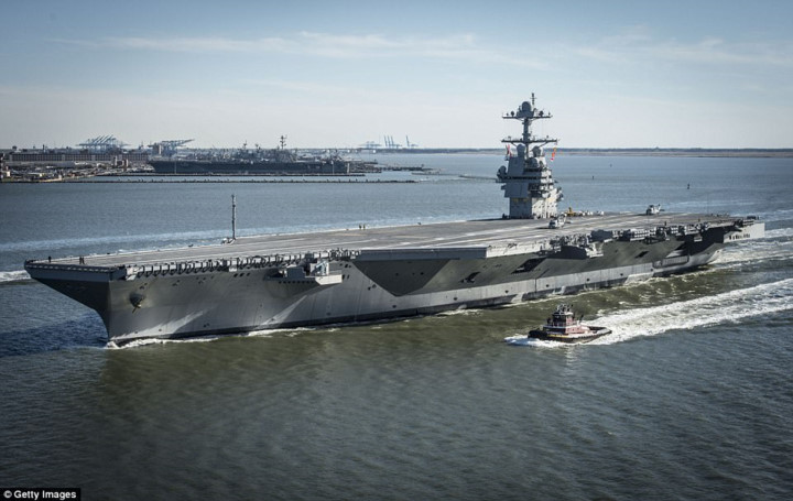 Hải quân Mỹ ngày 22/7 chính thức được bàn giao tàu sân bay USS Gerald R. Ford trong một buổi lễ tại Norfolk, bang Virginia. Tổng thống Mỹ Donald Trump và nhiều quan chức cấp cao đã tham dự lễ bàn giao. Ảnh: Getty.