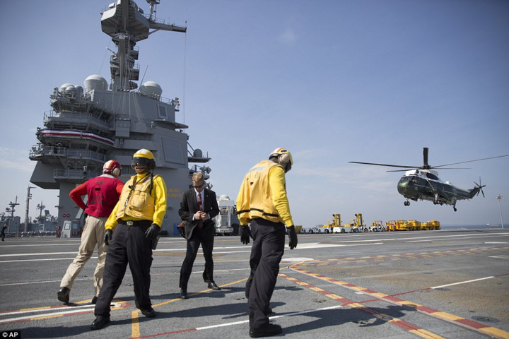 Chiếc trực thăng Marine One chở Tổng thống Mỹ Donald Trump đáp xuống tàu sân bay USS Gerald R. Ford.