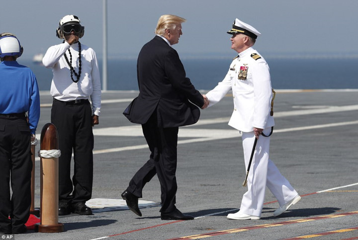Thuyền trưởng của tàu sân bay USS Gerald R. Ford Rick McCormack chào đón Tổng thống Donald Trump.