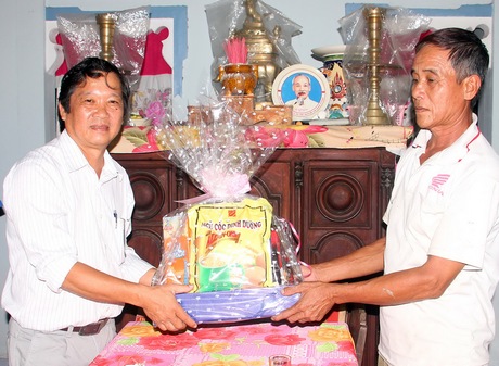 Ông Nguyễn Hữu Khánh- Phó Tổng Biên tập Báo Vĩnh Long trao quà cho gia đình Mẹ Việt Nam anh hùng Phan Thị Khéo.