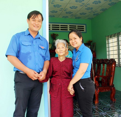 Quan tâm, chăm sóc, phụng dưỡng Mẹ Việt Nam anh hùng còn là dịp giáo dục truyền thống cho thế hệ trẻ.
