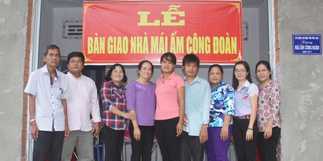 LĐLĐ huyện và chính quyền địa phương bàn giao “Mái ấm Công đoàn” cho gia đình chị Thạch Thị Mộng Linh (giữa).