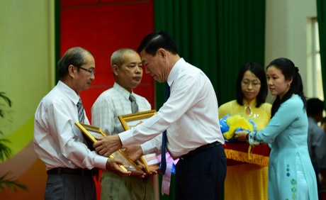 Bí thư Tỉnh ủy- Trần Văn Rón trao danh hiệu Bà Mẹ Việt Nam anh hùng cho thân nhân gia đình của 2 Mẹ