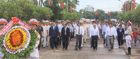Đoàn dân quân chính đảng viếng Nghĩa trang Liệt sĩ tỉnh Vĩnh Long, kỷ niệm 70 năm ngày Thương binh- Liệt sĩ.