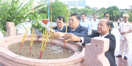 Bí thư Tỉnh ủy- Trần Văn Rón cùng các đồng chí lãnh đạo tỉnh thắp hương trước tượng đài liệt sĩ.