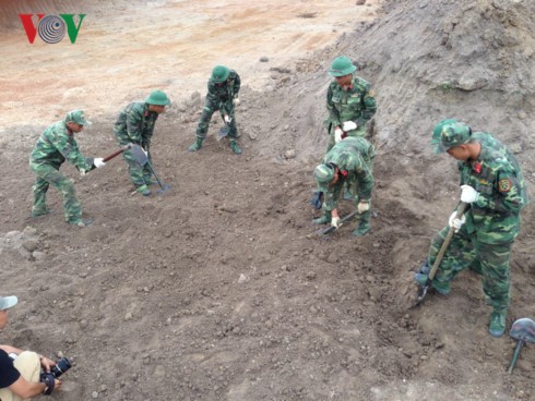 Khai quật tìm kiếm mộ chôn tập thể các chiến sĩ giải phóng quân trong trận đánh Tết Mậu Thân 1968 tại sân bay Tân Sơn Nhất.