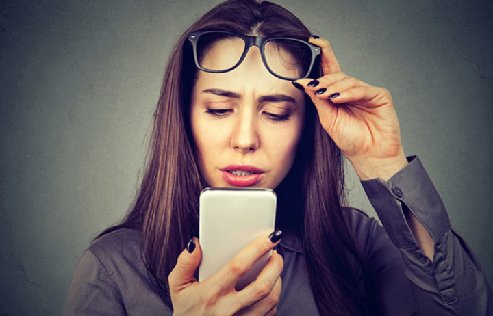 Ảnh hưởng tới thị lực: Nhìn chằm chằm vào điện thoại di động có thể gây ra vấn đề về mắt của bạn trong cuộc sống sau này. Màn hình di động có xu hướng nhỏ hơn so với màn hình máy tính, có nghĩa là bạn có nhiều khả năng phải nheo mắt và căng mắt khi đọc tin nhắn. Theo Hội đồng Tầm nhìn, hơn 70% người Mỹ không biết hoặc là phủ nhận rằng họ dễ bị mỏi mắt do công nghệ kỹ thuật số.