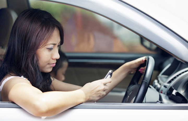 Tai nạn: Điện thoại di động là một nguyên nhân gây mất tập trung hàng đầu. Ngày nay, chúng ta thấy nhiều người sử dụng điện thoại di động khi lái xe. Mặc dù họ có thể nghĩ rằng họ an toàn nhưng thực tế chúng ta không thể đoán trước được điều gì sẽ xảy ra. Sử dụng điện thoại di động là một trong nhiều lý do não gửi tín hiệu chậm để xử lý một cách hợp lý và kiểm soát chiếc xe của bạn.