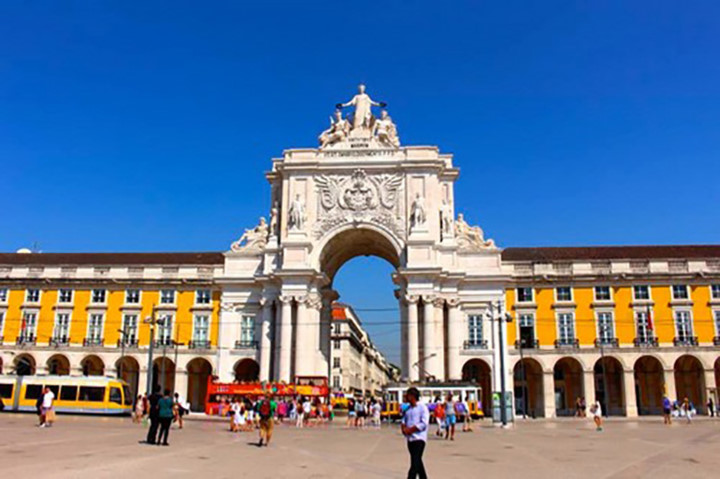 Rua Augusta Arch nằm ở Lisbon, Bồ Đào Nha, trên Quảng trường Thương mại. Tượng đài chiến thắng bằng đá này là một công trình lịch sử được xây dựng để tưởng niệm việc tái thiết của thành phố sau trận động đất tàn phá năm 1755. Nó có 6 cột lớn và một số bức tượng điêu khắc các nhân vật lịch sử. 