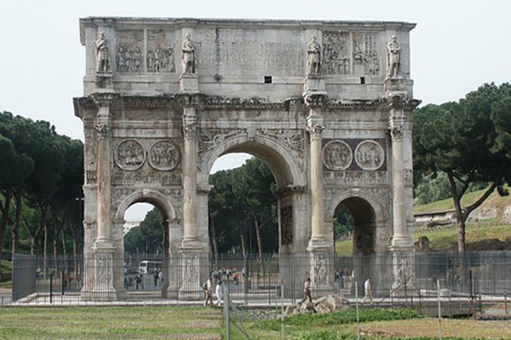 Công trình kiến trúc này nằm giữa đồi Palatine và Đấu trường La Mã ở Roma. Cổng khải hoàn Triumphal tráng lệ, được xây dựng để tưởng nhớ chiến thắng của Constantine I tại trận đánh trên cầu Milvian năm 312. Cổng vòm được làm bằng những phiến đá cẩm thạch lớn. 