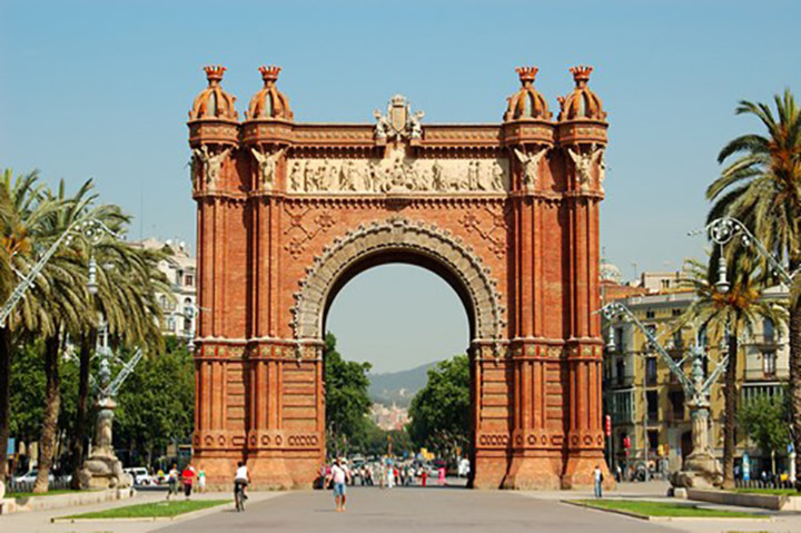 Arc de Triomf nằm ở Barcelona, Tây Ban Nha, được xây dựng để phục vụ cho Triển lãm thế giới năm 1888 tại Parc de la Ciutadella. Vòm được xây dựng như là lối vào công viên cho sự kiện này và đã trở thành một đài tưởng niệm, một địa điểm du lịch được yêu thích suốt 120 năm qua.