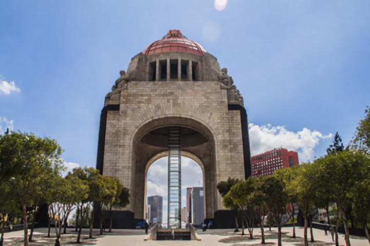 Đài tưởng niệm phong trào cách mạng nằm ở quảng trường Cộng hòa ở trung tâm thành phố Mexico. Công trình này cao 67m và được coi là cổng vòm cao nhất thế giới. Nó được xây dựng vào năm 1936 thiết kế theo Art Deco và phong cách chủ nghĩa hiện thực xã hội chủ nghĩa Mexico chiết trung.